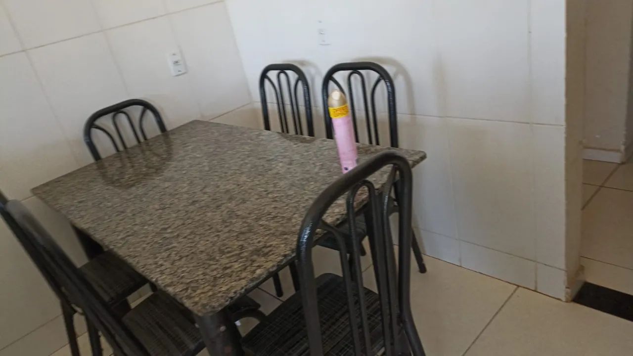 Mesa com 6 cadeiras 