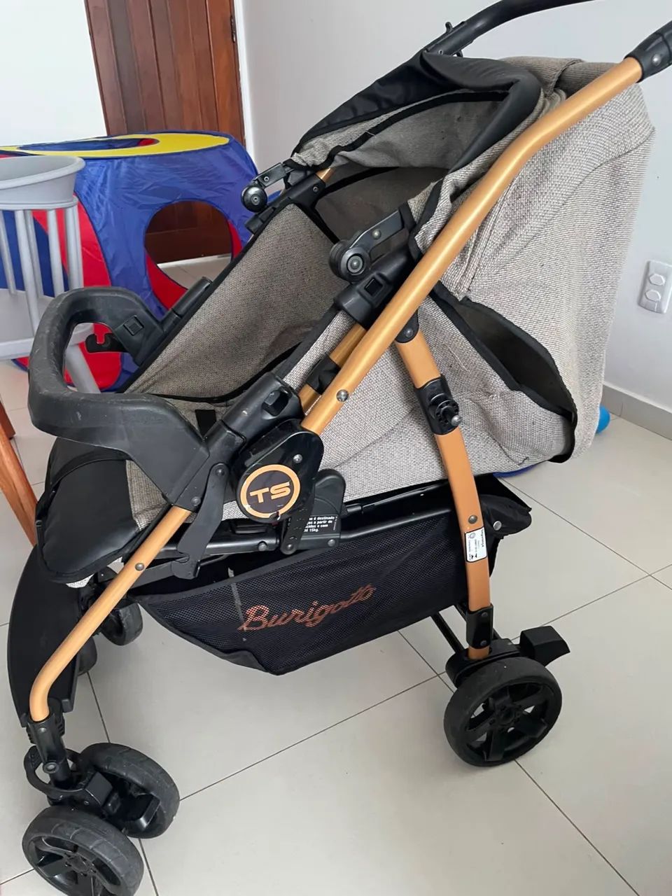 Carrinho Burigotto + Bebê conforto com base  - Foto 4