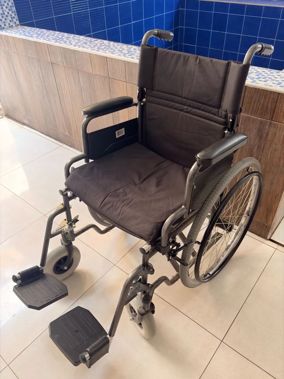Vende-se cadeira de rodas. - Foto 2