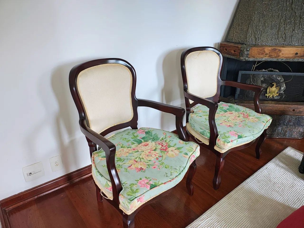 Duas poltronas Luis XV, clássica e atemporal.