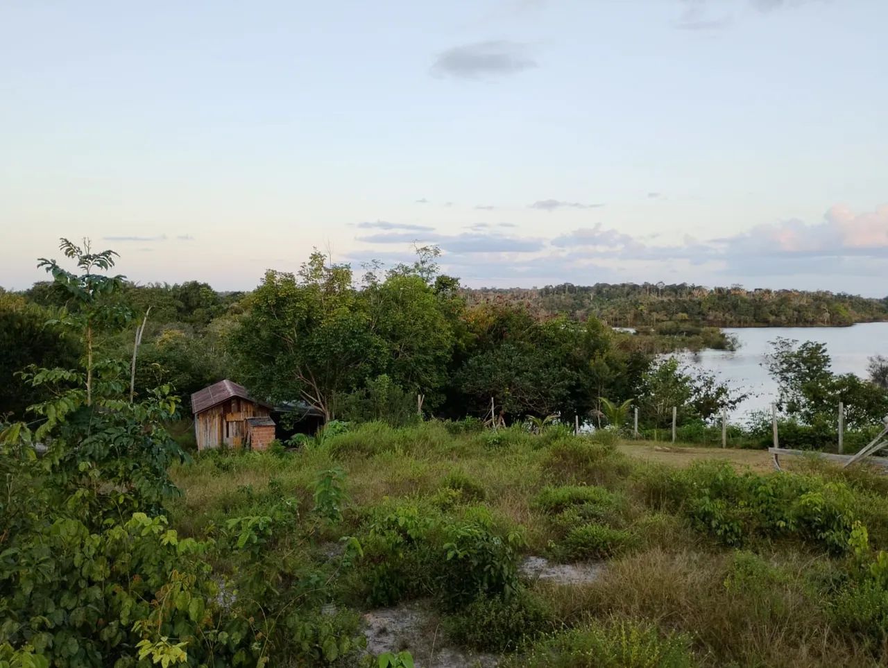 Vendo casa com terreno na beira do rio  - Foto 2