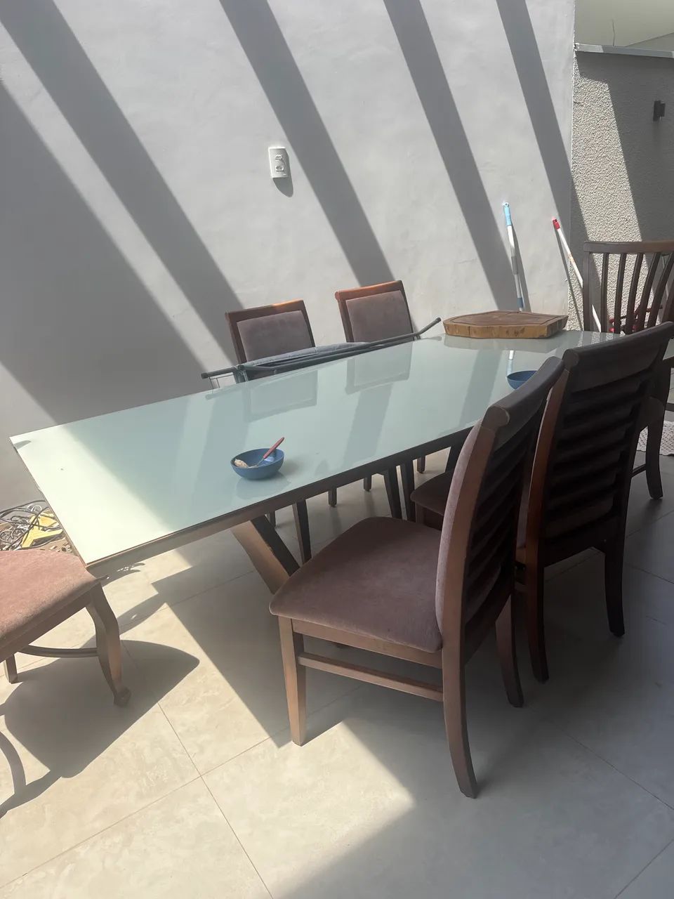Mesa em MDF com 8 cadeiras em madeira maciça 