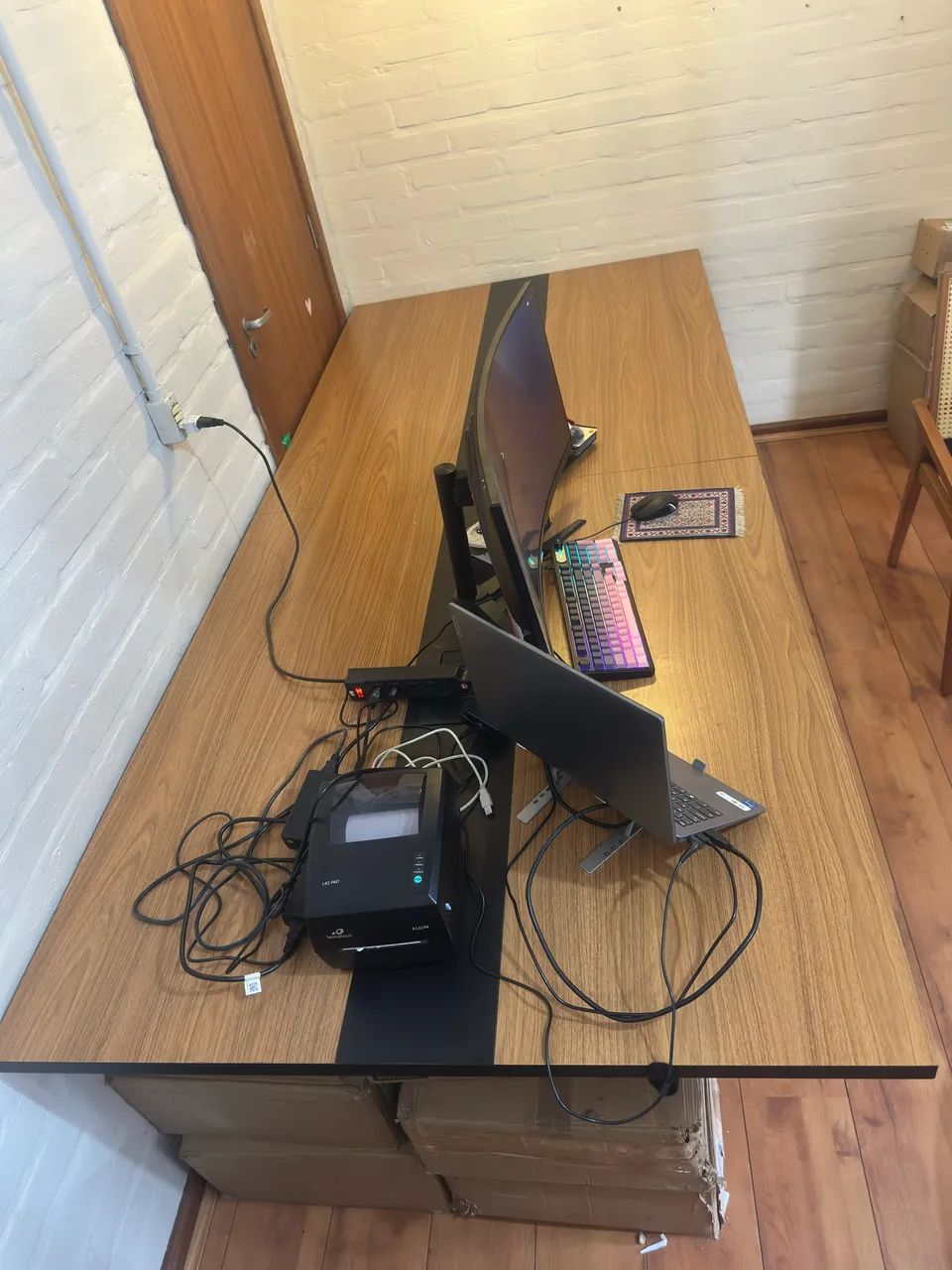 Mesa de Escritório Grande 2,70 m com Passagem de Cabos - Foto 5