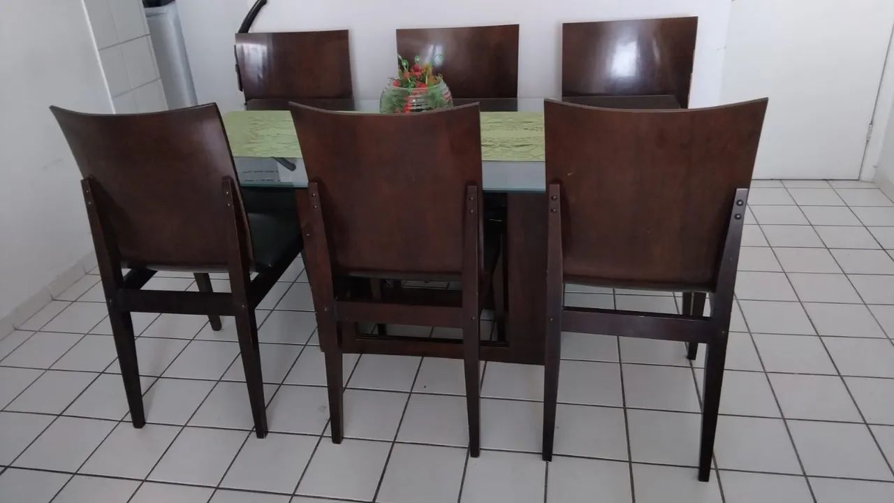 Mesa de vidro e de 6 cadeiras de madeira  - Foto 2