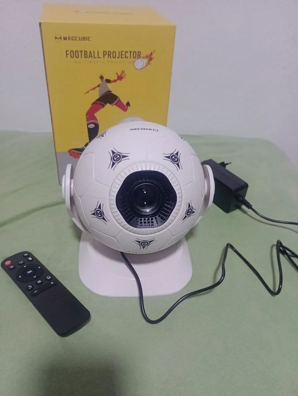 Mini projetor novo "200" aceito propostas. Magicub bola