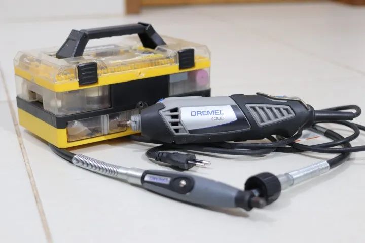 Microrretífica Dremel 4000 + Eixo Flexível + Maleta com Kit de Acessórios