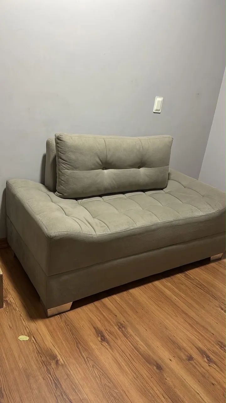 Sofá pequeno cinza 