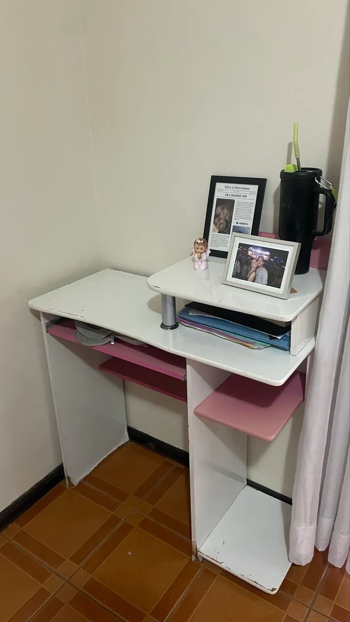 Escrivaninha branco e rosa