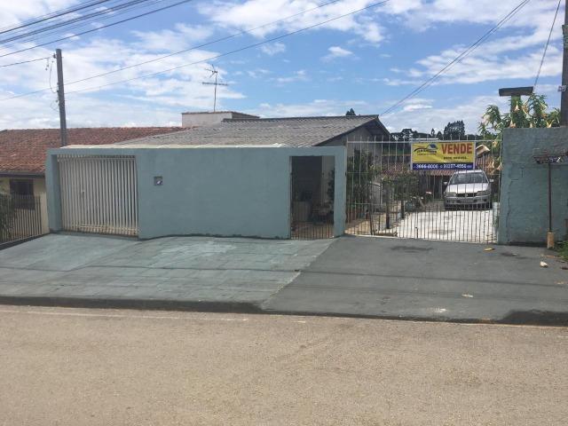 Colombo vende-se meio terreno medindo 180,00m² contendo uma casa nos fundos com aprox. 60,