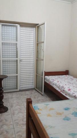 Alugo quarto para moças