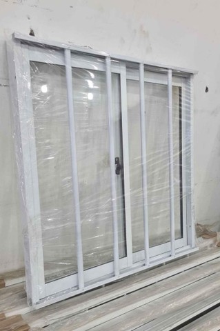 Janela de Alumínio branca 60 x 60 cm com Vidros e grade lacrada  - Foto 2