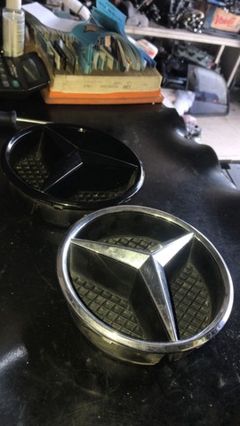 emblema grade mercedes Original 5 disponivel