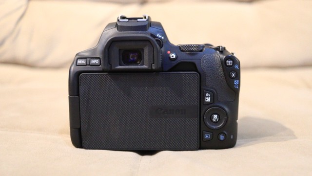Câmera Canon EOS 250D + lente 18-55mm e estado de conservação: usada apenas uma vez