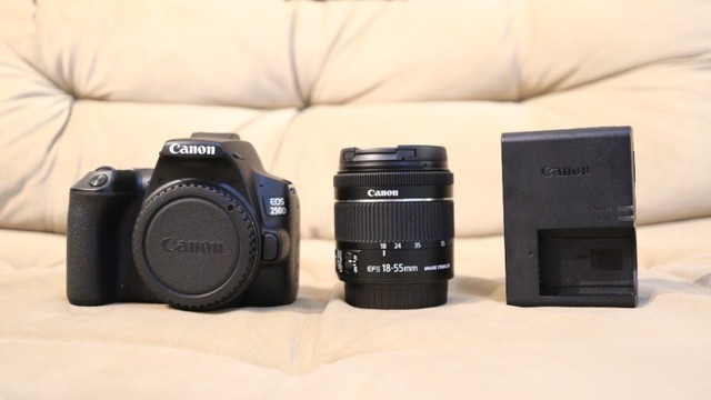 Câmera Canon EOS 250D + lente 18-55mm e estado de conservação: usada apenas uma vez