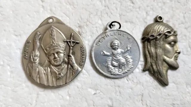 Medalhas religiosas antigas kit com 5 um #av - Foto 3