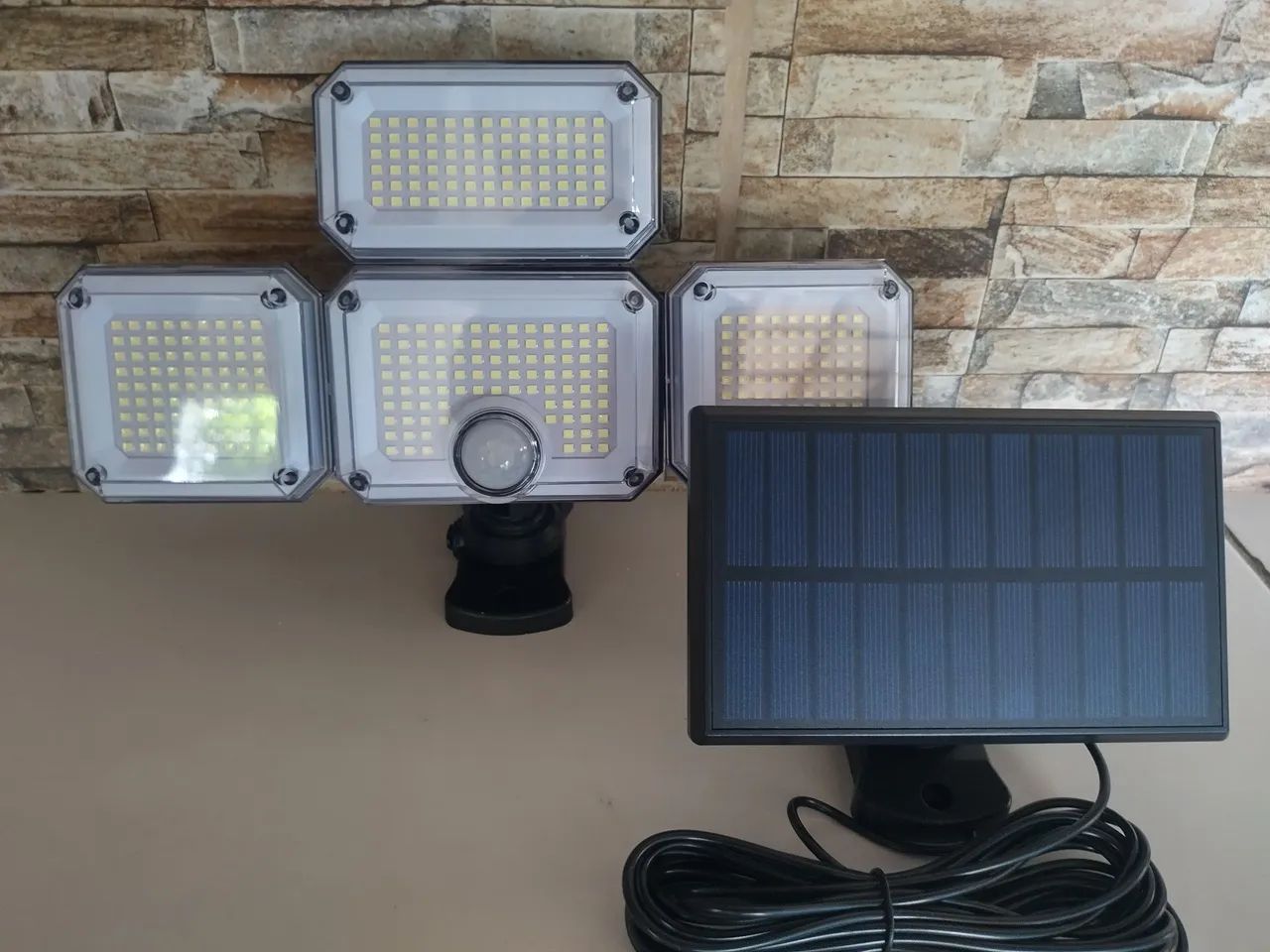 LUMINÁRIA COM SENSOR DE MOVIMENTO É CARREGAMENTO SOLAR  - Foto 3