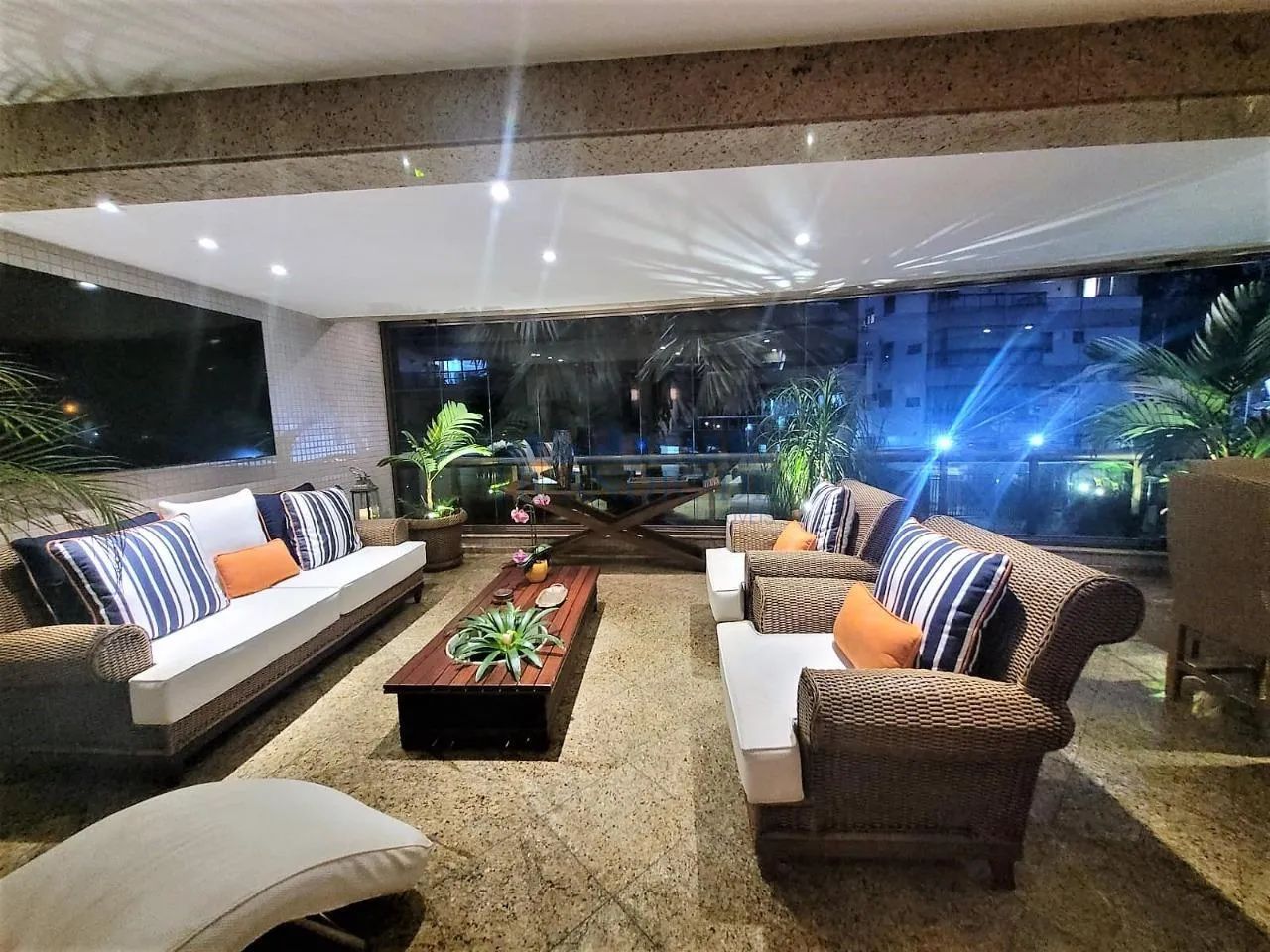OPORTUNIDADE NA QUADRA DA PRAIA - 4 QUARTOS - Foto 2