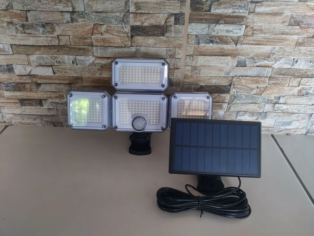 LUMINÁRIA COM SENSOR DE MOVIMENTO É CARREGAMENTO SOLAR  - Foto 5