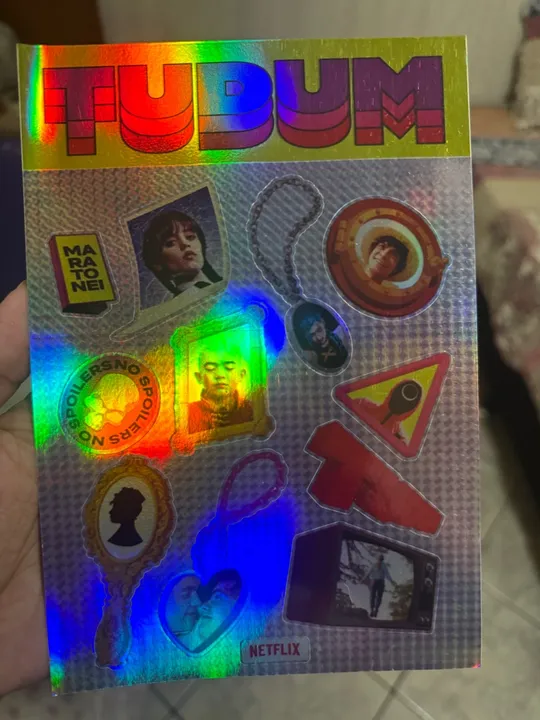 Adesivo Holográfico TUDUM Netflix Bridgerton Wandinha Arcane One Piece Avatar