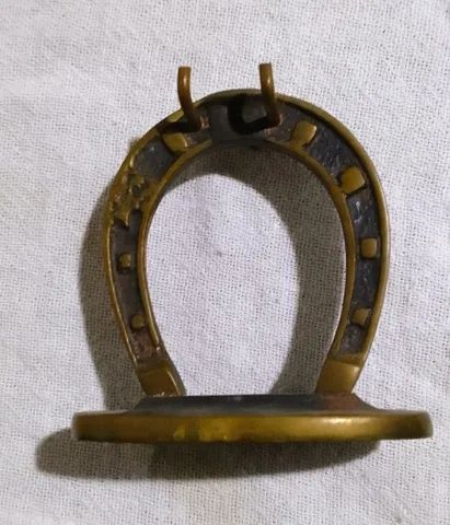 Interessante Escultura em bronze representando Ferradura no feitio Porta chaves *Descrição - Foto 2