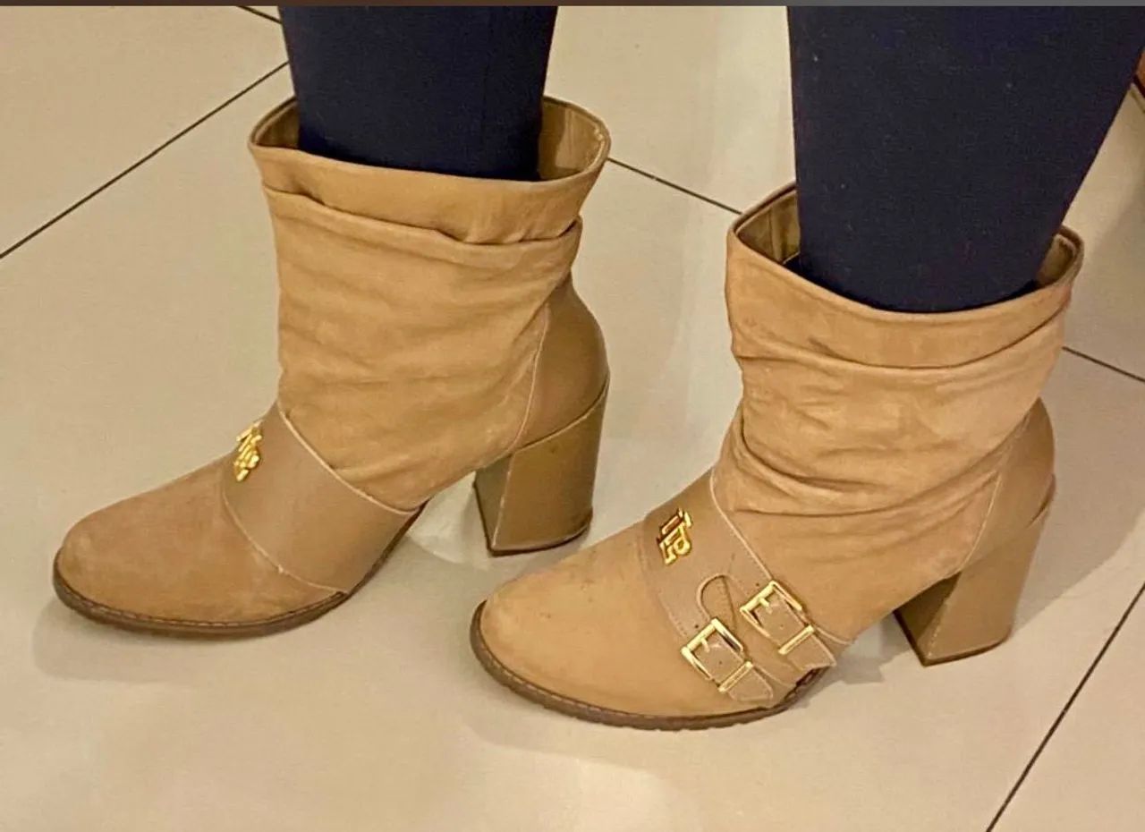 bota lança perfume em camurça e couro caramelo