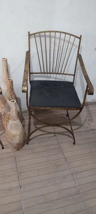 Cadeira antiga de ferro estilo auro velho (sem os vasos) - Foto 3