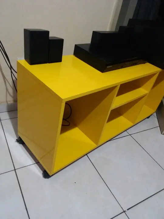 Rack amarelo com rodinhas