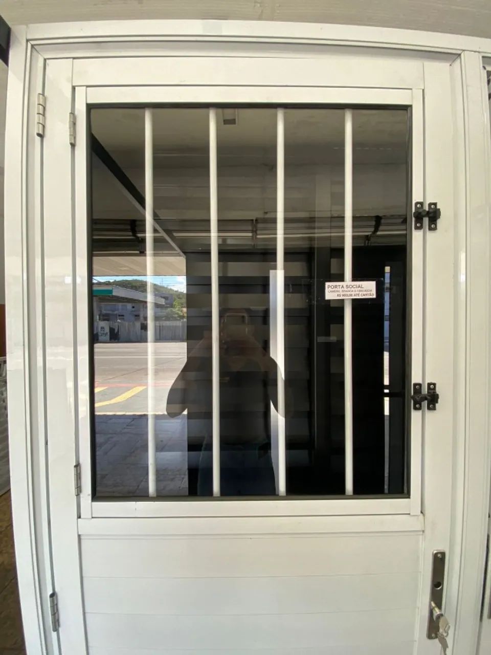 SUPER OFERTA DE PORTAS DE ALÚMINIO COM JANELA E GRADE - Foto 2