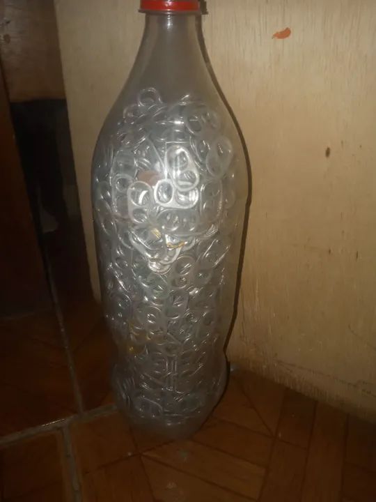 VENDO GARRAFA DE 2 LITROS COM LACRES DE LATINHA
