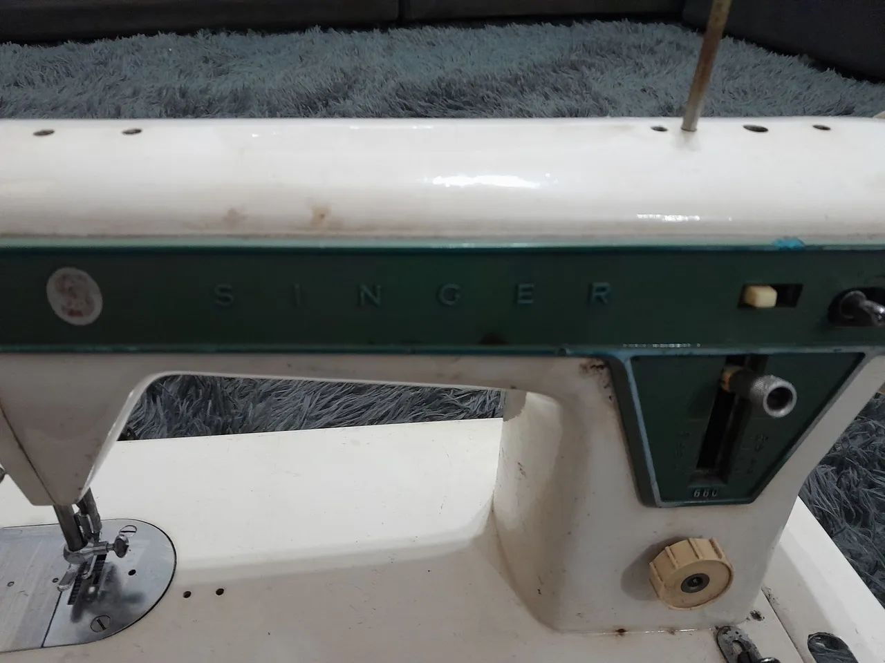 Máquina de Costura Singer Antiga com defeito - Foto 2