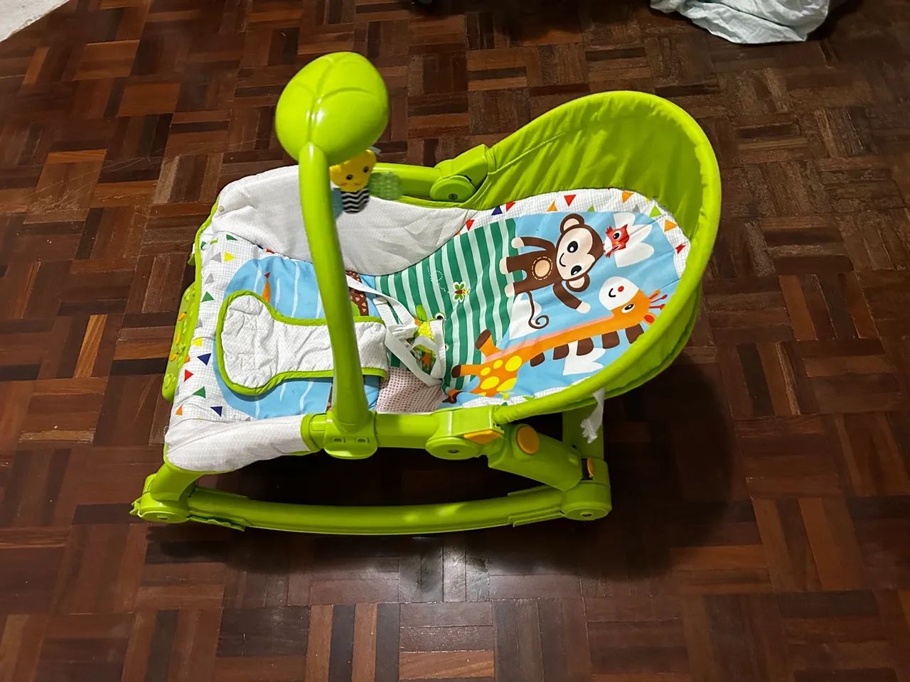 Cadeirinha de descanso para bebê com brinquedos