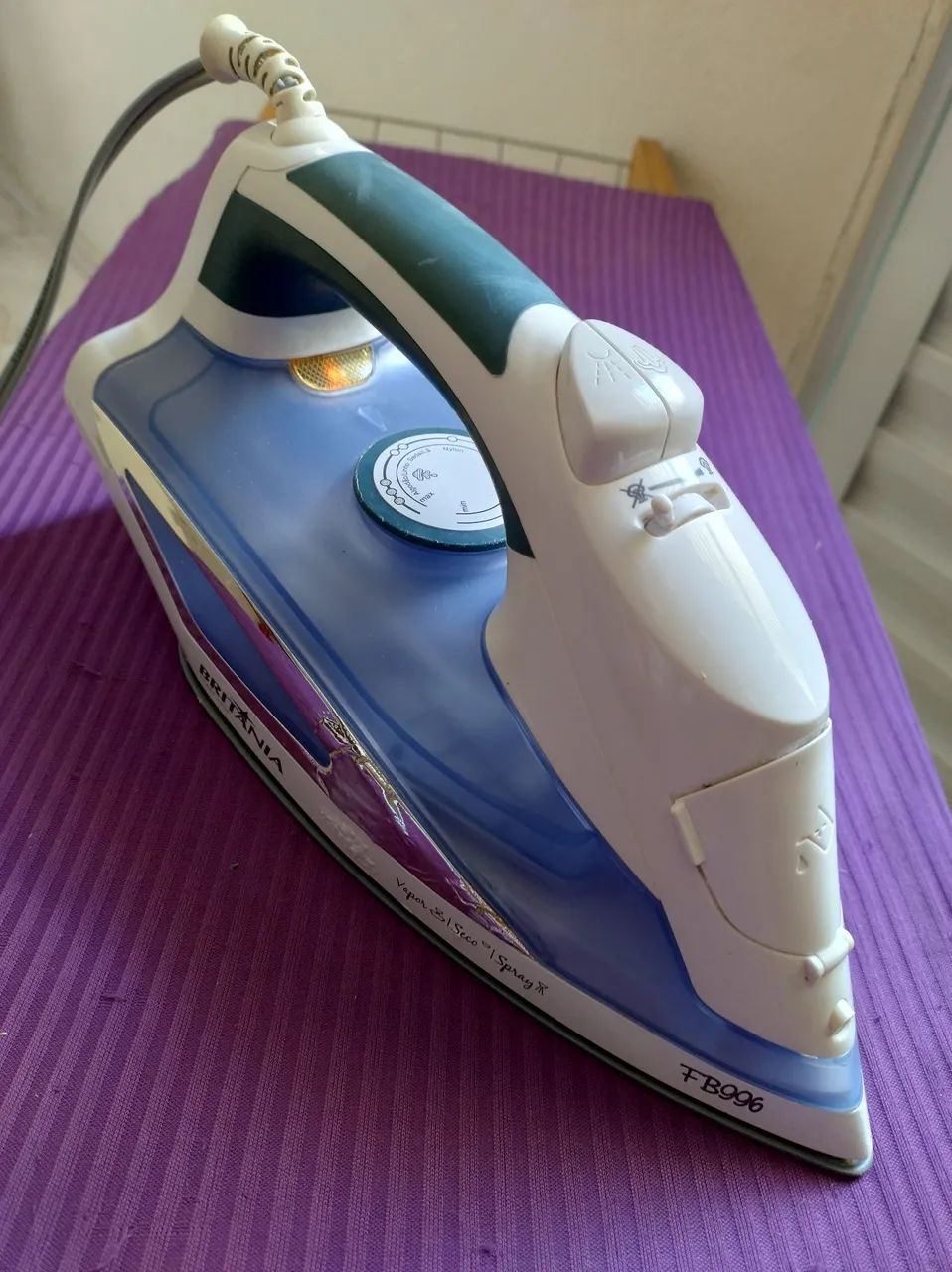 Ferro a vapor e tábua de passar roupa