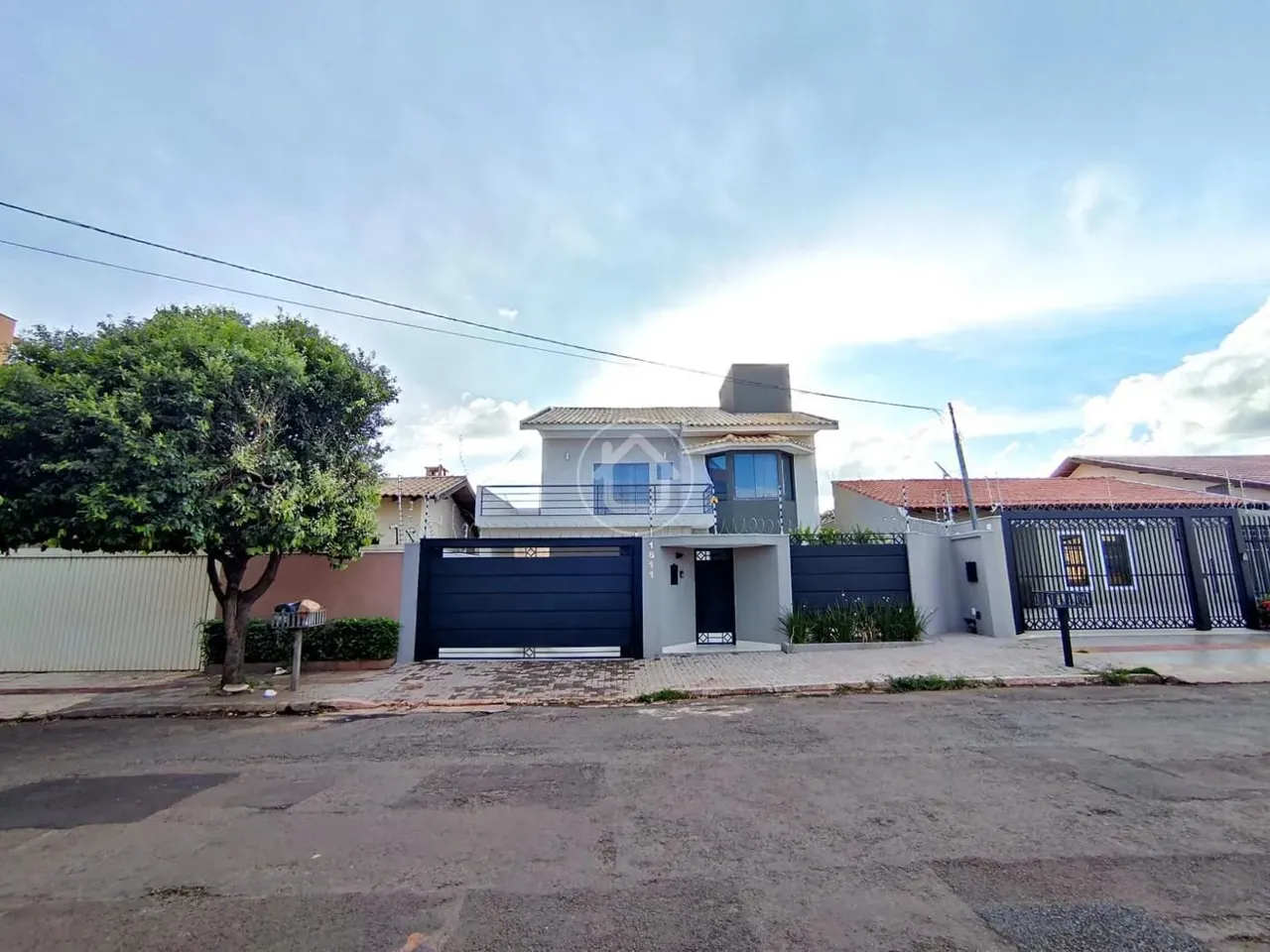 SOBRADO IMPECÁVEL COM 04 SUÍTES BAIRRO CRUZEIRO