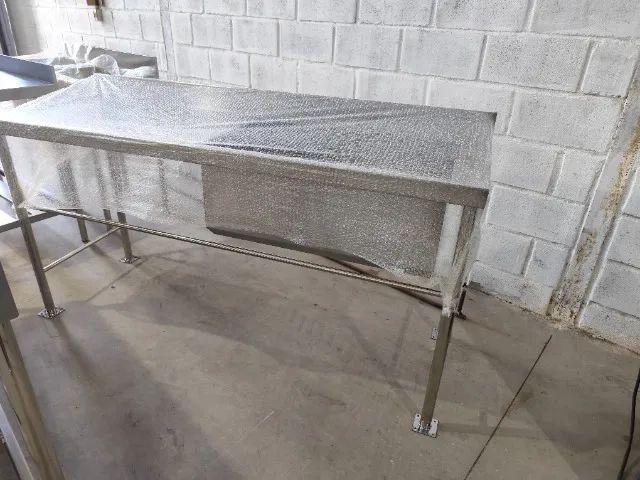 Pia 108cmX60cm, Cuba Única 50x40cm, Prateleira Lisa, Tampo Chapa 22#, fabricado em Inox