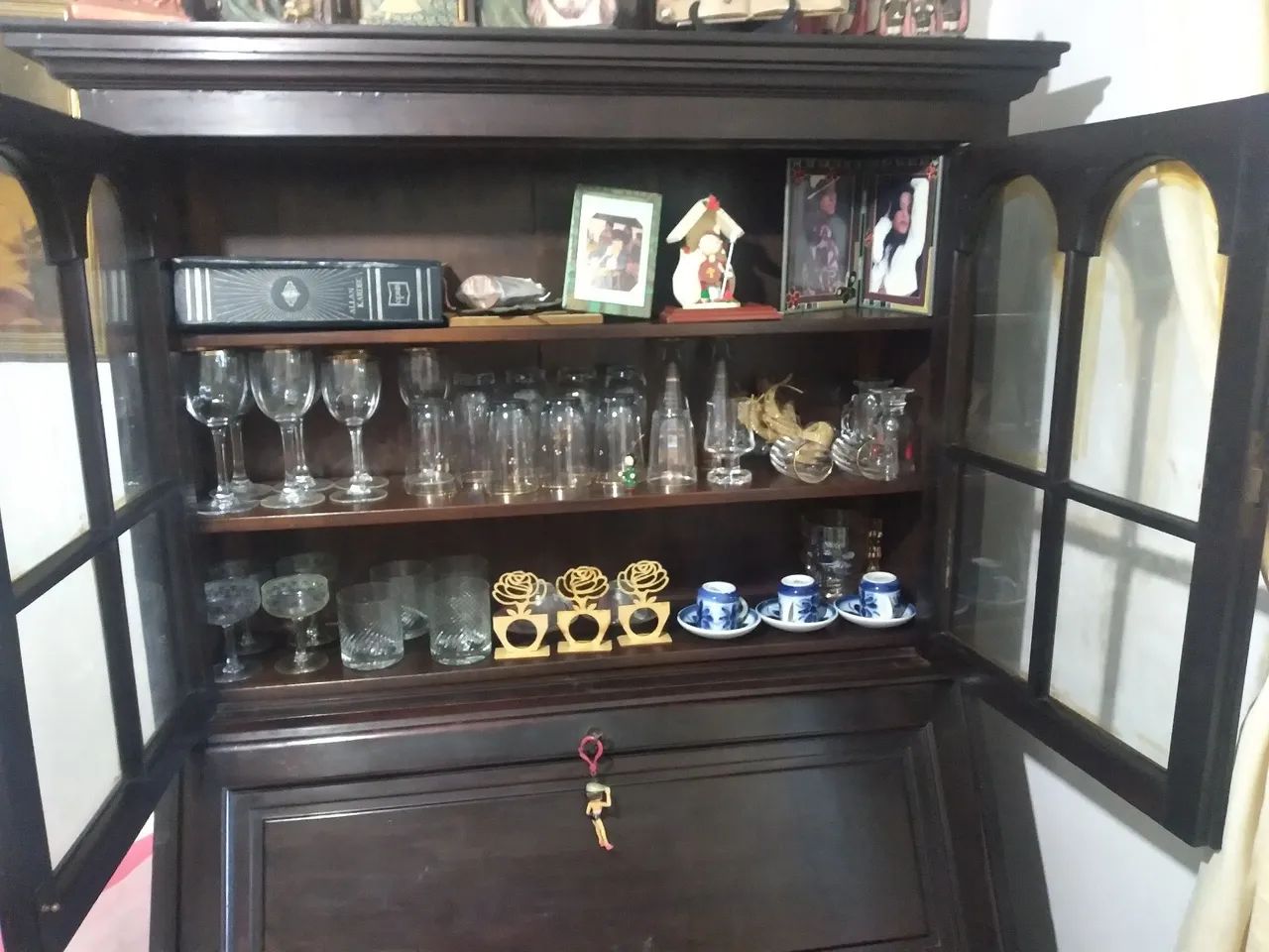 Escrivaninha e Cristaleira de madeira nobre com armário e vitrine - Foto 5