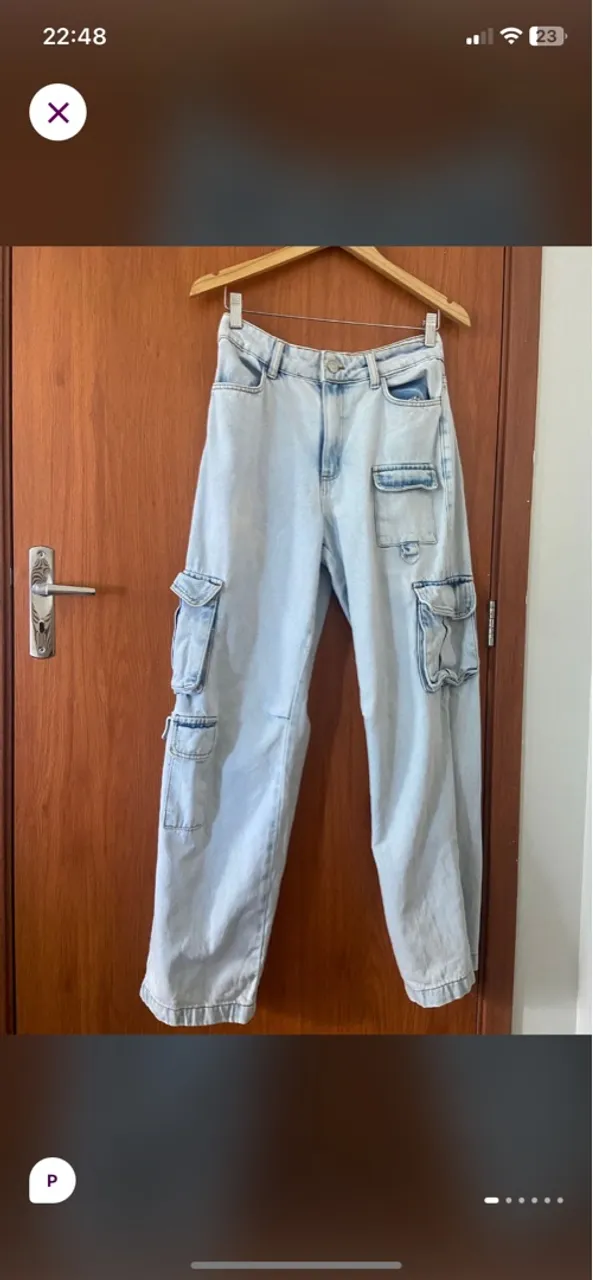 Calça Jeans Cargo Clara com pequena mancha