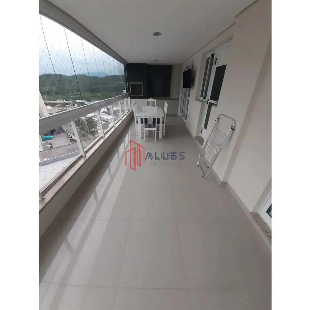 ALUGA-SE ANUAL APARTAMENTO NO CENTRO DE BALNEÁRIO CAMBORIÚ/SC