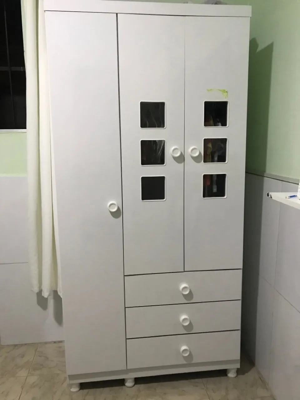 Guarda-Roupa Branco com Gavetas e Detalhes