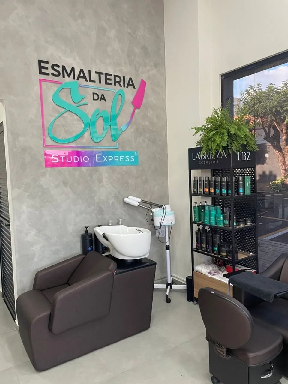 Vaga para manicure e pedicure