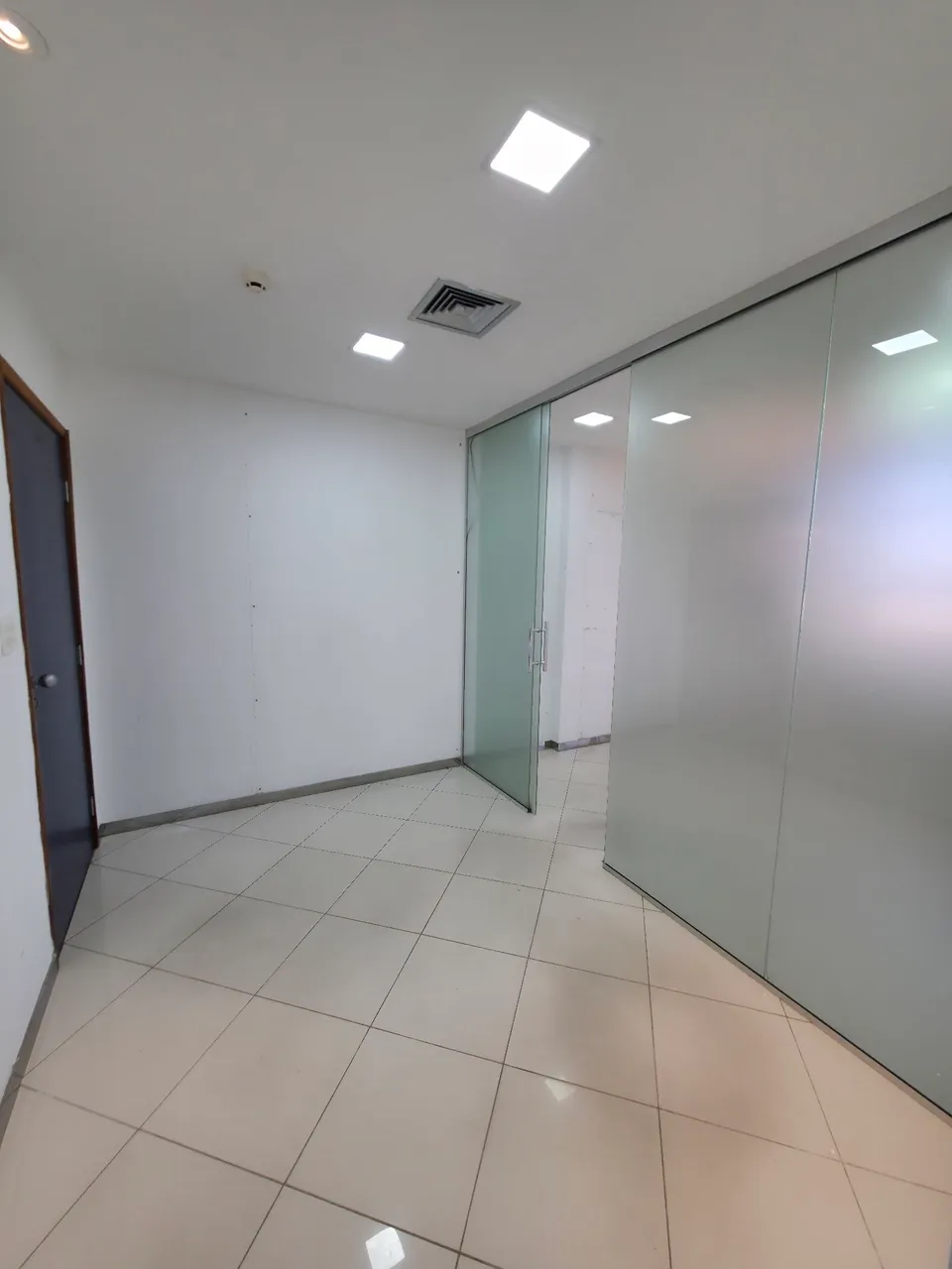 Millenium - sala comercial - ar - persianas - 2 banheiros - djalma batista