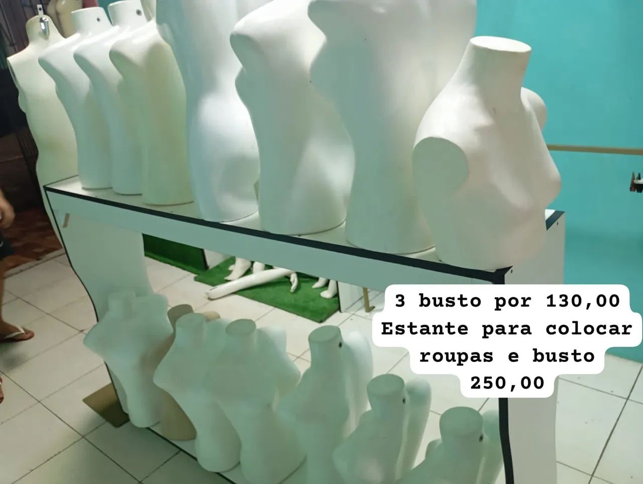 3 busto por 130 + uma estante para colocar busto ou roupas 250