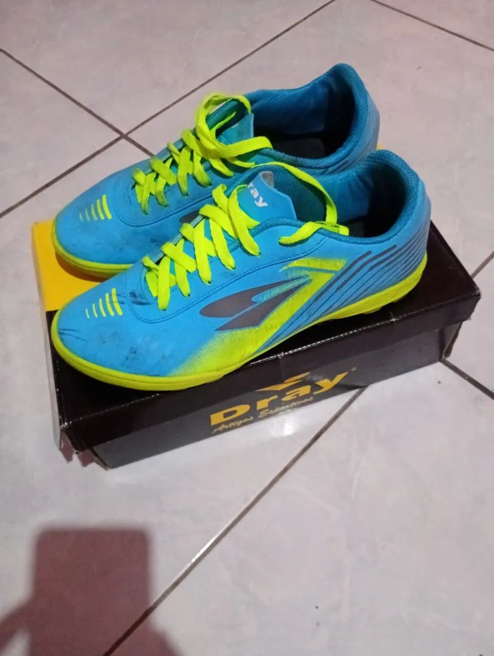 Chuteira Dray Azul com Detalhes em Verde - jogado apenas 3 jogo Tamanho 41 - Foto 3