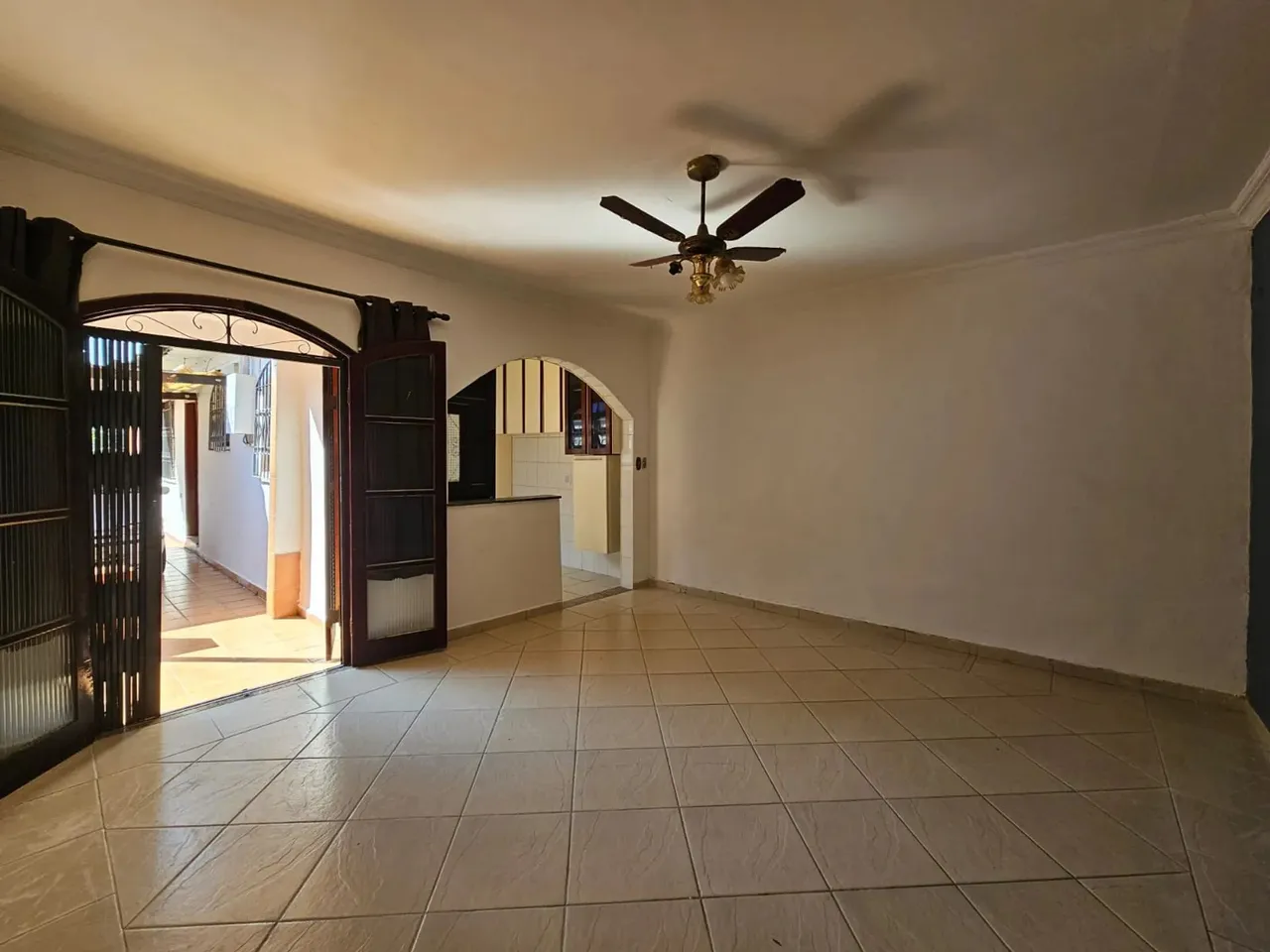 Casa à venda com 140m² - 3 dormitórios - churrasqueira - quintal - Vila Vivaldi