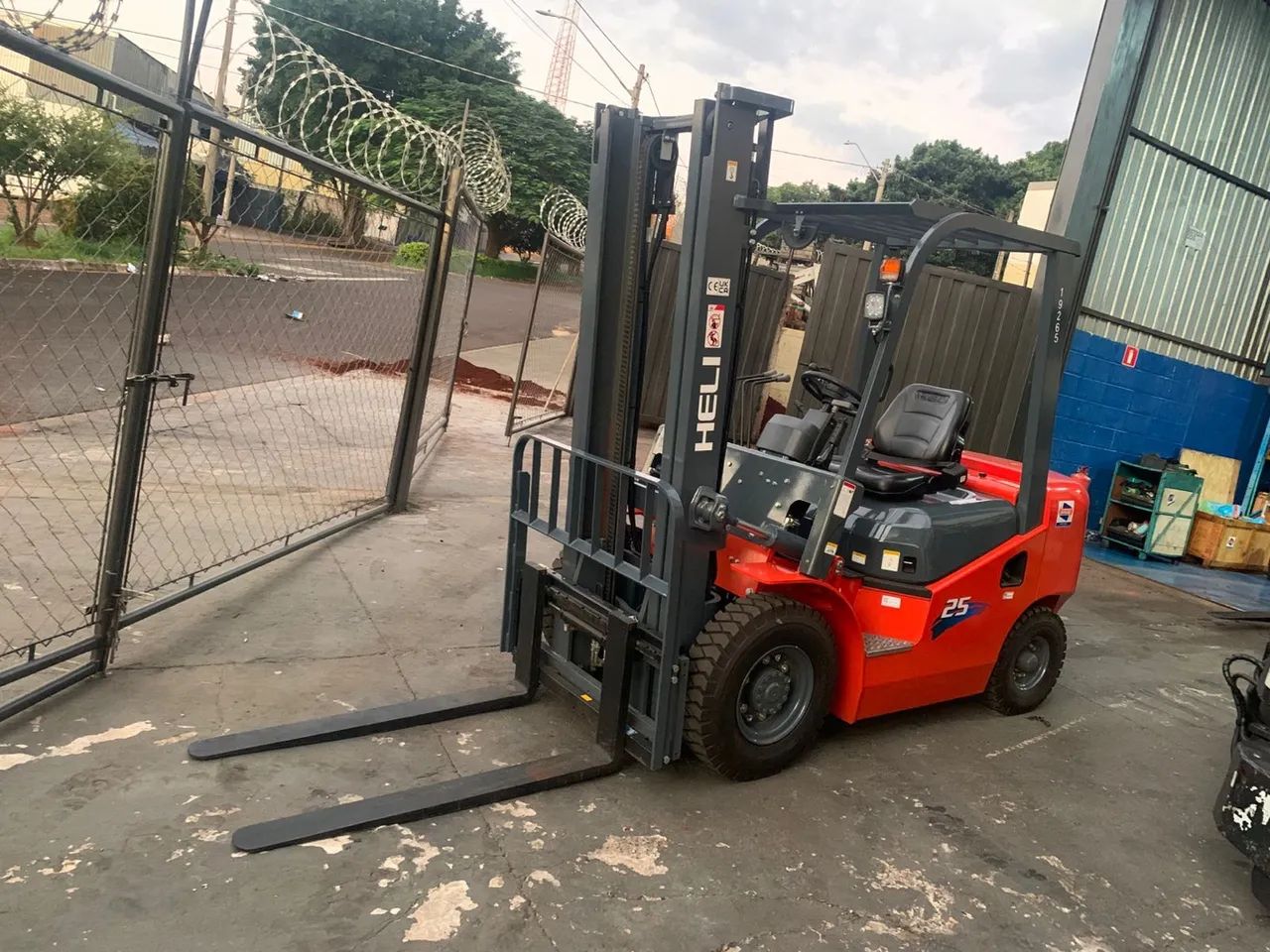 Empilhadeira HELI 2,5t diesel direto Fábrica - Foto 3