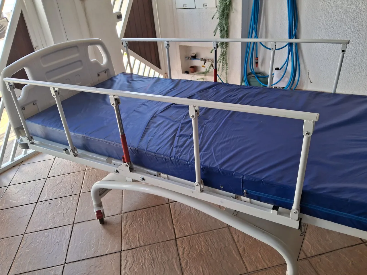 Cama Hospitalar Articulada com Grade de Proteção