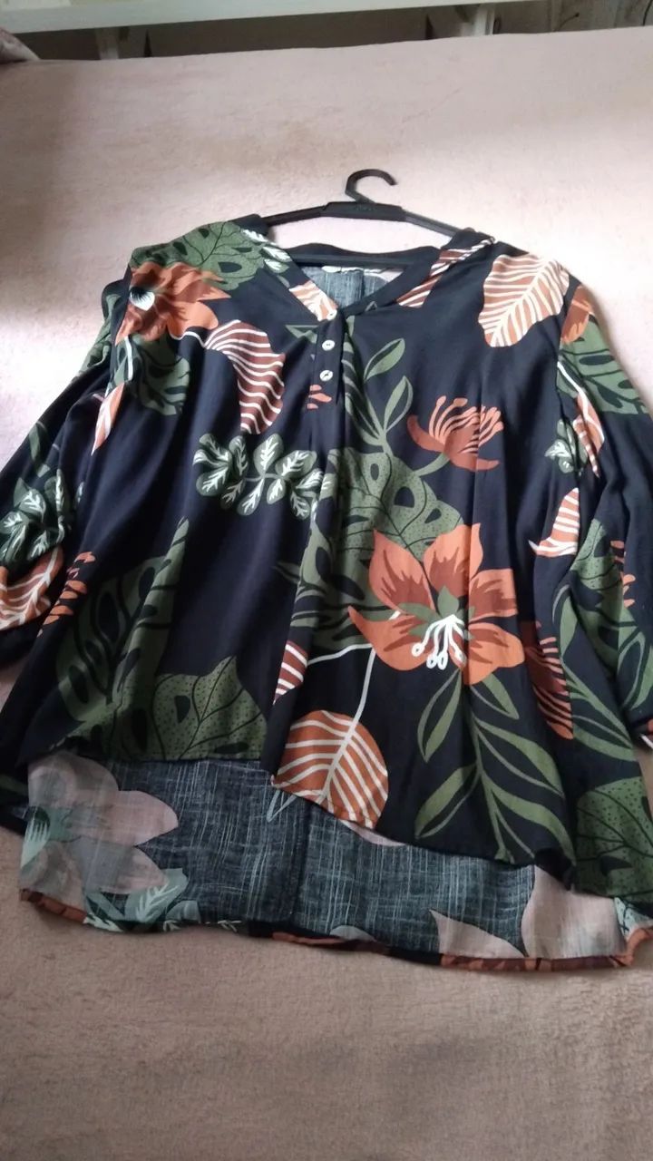 Blusa floral com manga