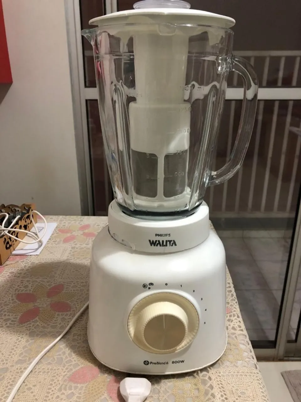 Liquidificador Philips walita ri2136 funcionando, com os detalhes das fotos
