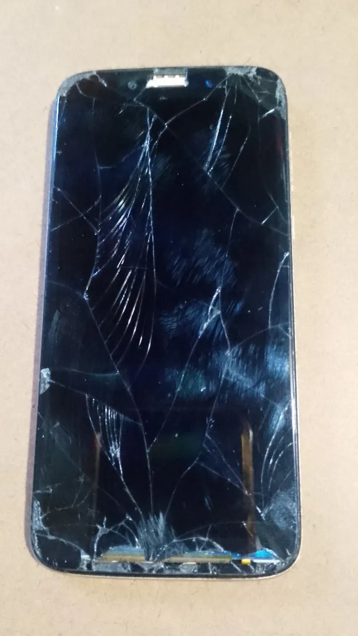 Moto G7 Play com tela quebrada / Veja agora