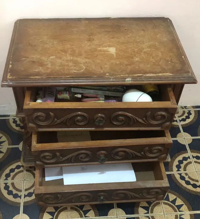 Mesa de cabeceira com 3 gavetas. - Foto 3