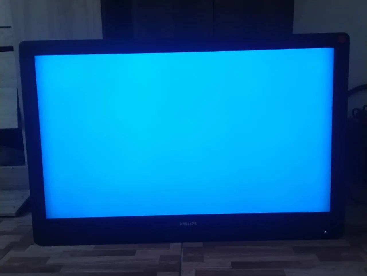 TV 43 polegadas tem suporte de parede 